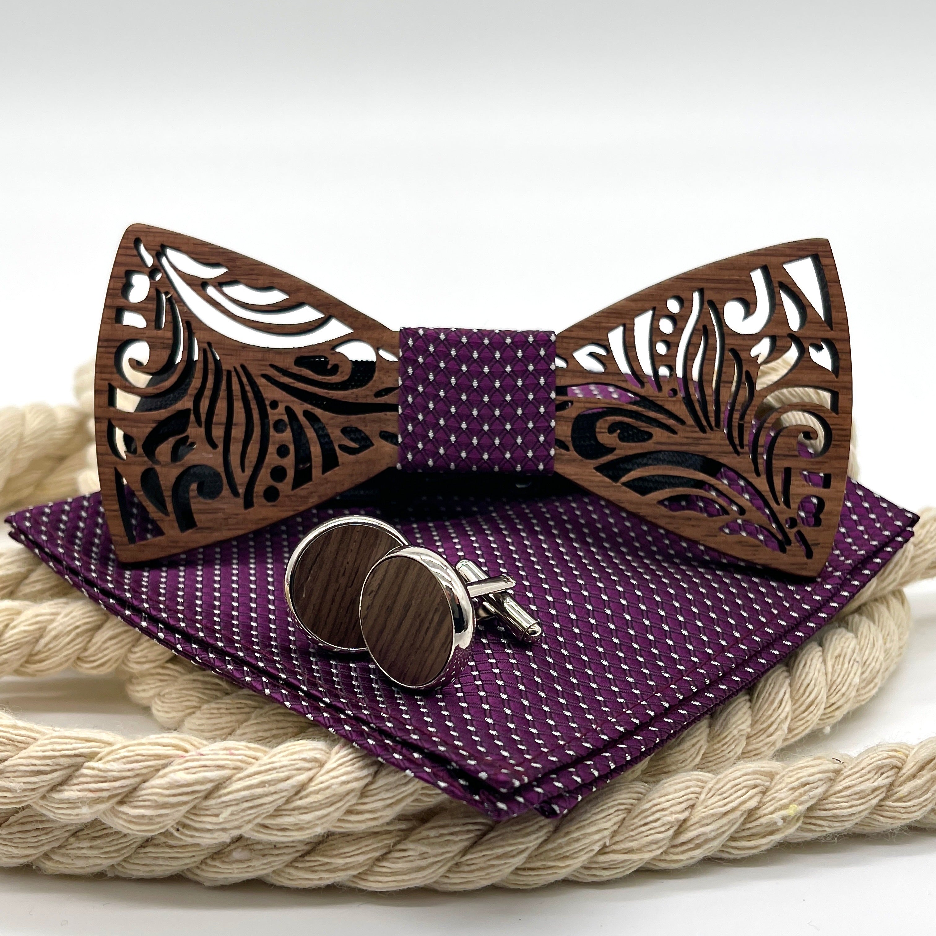 Holzfliege Set mit Einstecktuch & Manschettenknöpfen – Handgefertigte Fliege in Lila mit Gravur – Herren Accessoire für Hochzeit & Geschenk