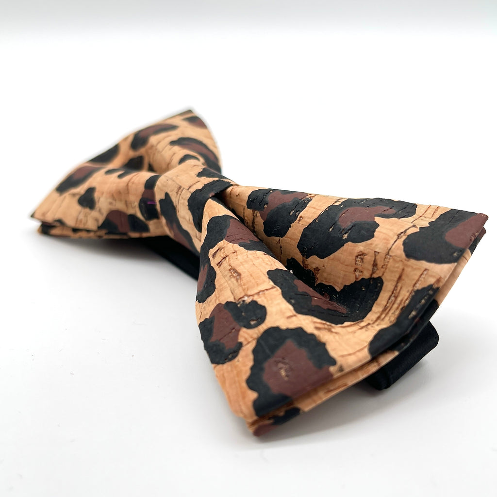 Handgefertigte Kork Fliege – Leopard Design – Vegane Herren Fliege aus Naturkork – Hochzeit, Party & Geschenkidee