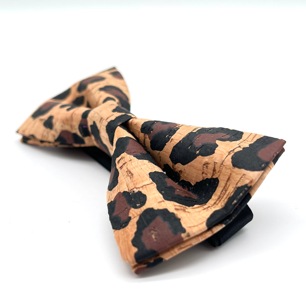 Handgefertigte Kork Fliege – Leopard Design – Vegane Herren Fliege aus Naturkork – Hochzeit, Party & Geschenkidee