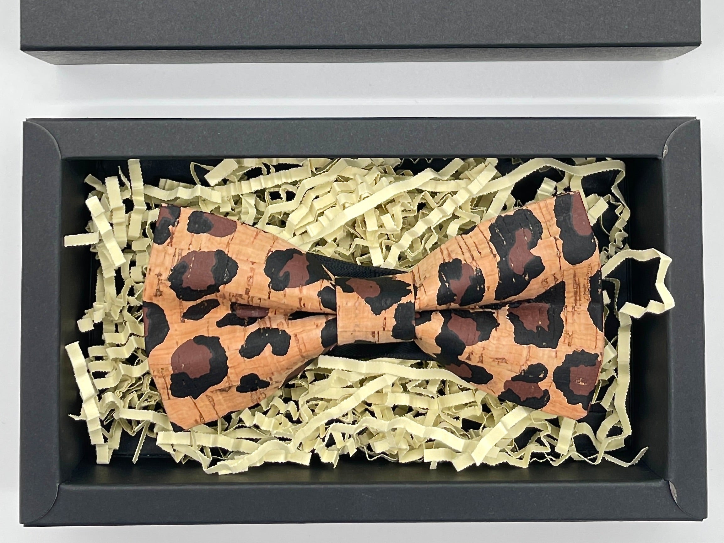 Handgefertigte Kork Fliege – Leopard Design – Vegane Herren Fliege aus Naturkork – Hochzeit, Party & Geschenkidee